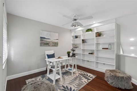 Townhouse in Saint Petersburg, Florida 3 bedrooms, 180.23 sq.m. № 2149383 - photo 22