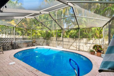 Townhouse in Saint Petersburg, Florida 3 bedrooms, 180.23 sq.m. № 2149383 - photo 24