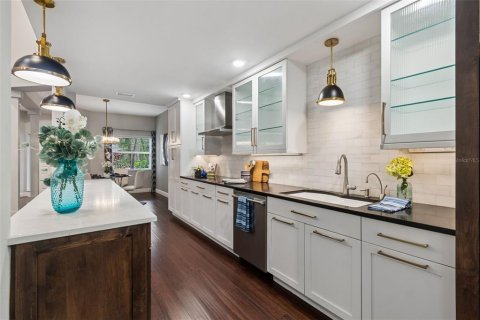Townhouse in Saint Petersburg, Florida 3 bedrooms, 180.23 sq.m. № 2149383 - photo 6