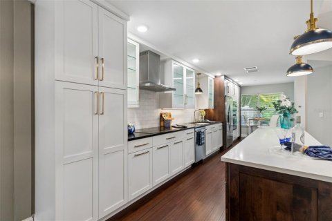 Townhouse in Saint Petersburg, Florida 3 bedrooms, 180.23 sq.m. № 2149383 - photo 5