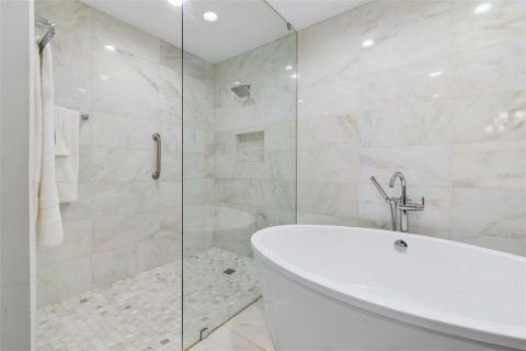 Townhouse in Saint Petersburg, Florida 3 bedrooms, 180.23 sq.m. № 2149383 - photo 16