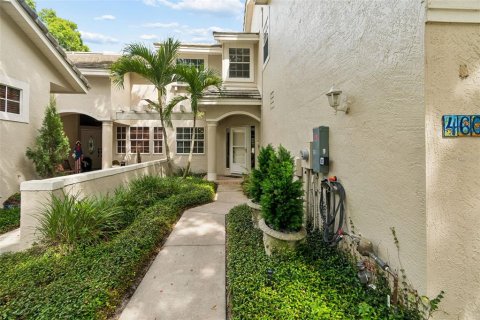 Townhouse in Saint Petersburg, Florida 3 bedrooms, 180.23 sq.m. № 2149383 - photo 2