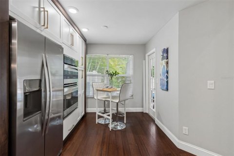 Townhouse in Saint Petersburg, Florida 3 bedrooms, 180.23 sq.m. № 2149383 - photo 7