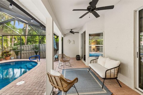 Townhouse in Saint Petersburg, Florida 3 bedrooms, 180.23 sq.m. № 2149383 - photo 23