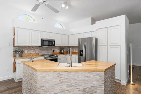 House in The Villages, Florida 2 bedrooms, 141.4 sq.m. № 1829999 - photo 6