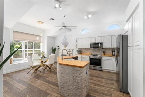 House in The Villages, Florida 2 bedrooms, 141.4 sq.m. № 1829999 - photo 5