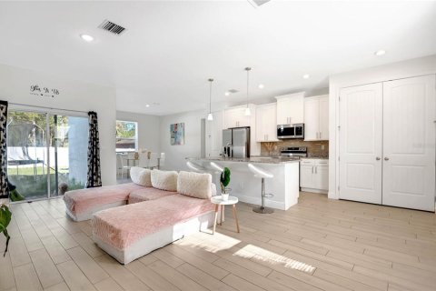 House in Palm Bay, Florida 3 bedrooms, 136.75 sq.m. № 1812803 - photo 10