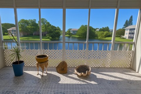 Condo in Coral Springs, Florida, 2 bedrooms  № 1933933 - photo 1