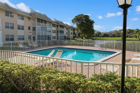 Condo in Coral Springs, Florida, 2 bedrooms  № 1933933 - photo 9