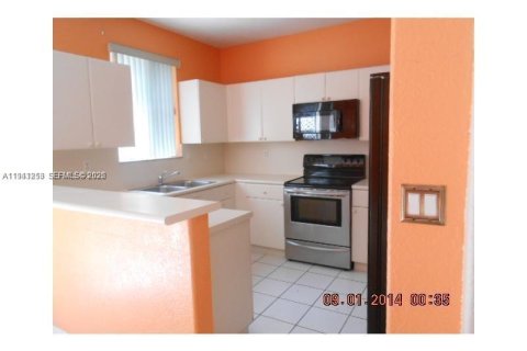 Touwnhouse à louer à Hialeah, Floride: 3 chambres, 128.76 m2 № 1998396 - photo 2