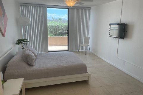 Condominio en alquiler en Treasure Island, Florida, 2 dormitorios, 109.16 m2 № 1840637 - foto 18