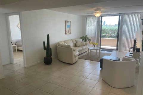 Condominio en alquiler en Treasure Island, Florida, 2 dormitorios, 109.16 m2 № 1840637 - foto 14