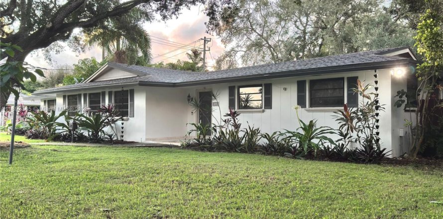 Villa ou maison à Palmetto Bay, Floride 4 chambres, 166.85 m2 № 1946156