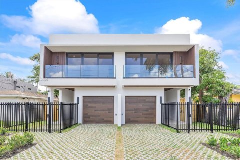 Townhouse in Miami, Florida 3 bedrooms, 222.97 sq.m. № 1945634 - photo 1