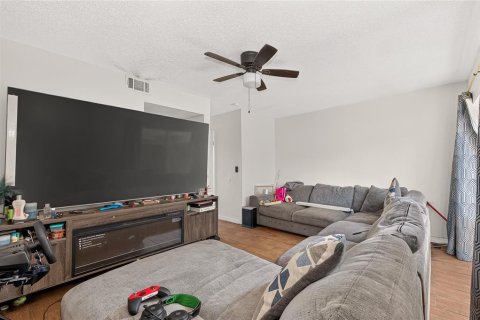 Commercial property in Tampa, Florida 4 bedrooms, 185.8 sq.m. № 2279719 - photo 19