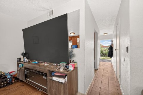 Commercial property in Tampa, Florida 4 bedrooms, 185.8 sq.m. № 2279719 - photo 21