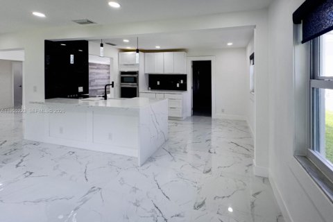 House in Boynton Beach, Florida 2 bedrooms, 132.66 sq.m. № 2009667 - photo 5