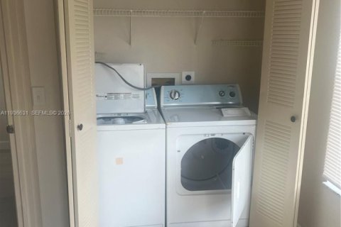 Condo in Sunrise, Florida, 1 bedroom № 1996646 - photo 5