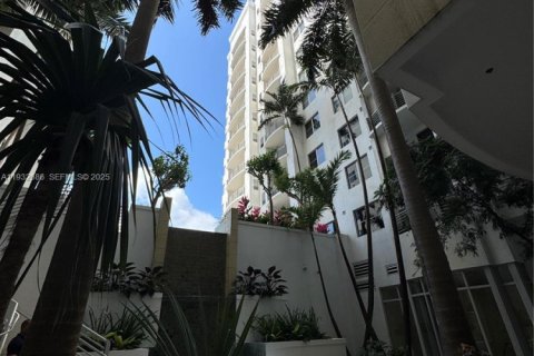 Condo in Hollywood, Florida, 1 bedroom  № 2088947 - photo 27
