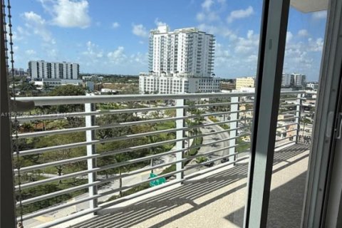 Condo in Hollywood, Florida, 1 bedroom  № 2088947 - photo 9