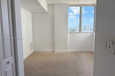 Condo in Hollywood, Florida, 1 bedroom  № 2088947 - photo 10