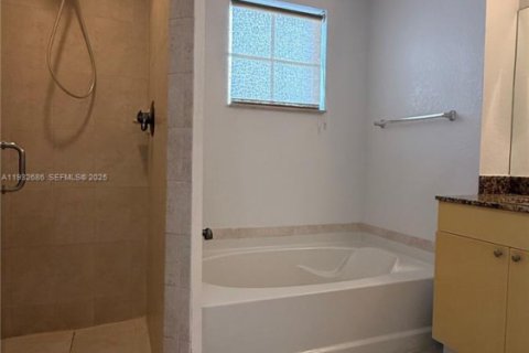 Condo in Hollywood, Florida, 1 bedroom  № 2088947 - photo 13