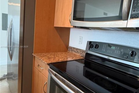 Condo in Hollywood, Florida, 1 bedroom  № 2088947 - photo 3