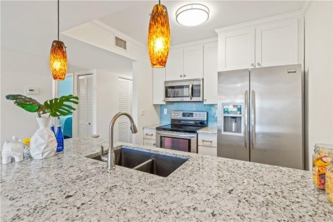 Condo in Vero Beach, Florida, 2 bedrooms  № 2402404 - photo 8