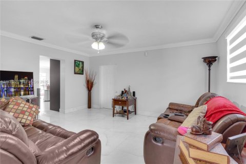 House in Miami, Florida 4 bedrooms, 172.43 sq.m. № 1989090 - photo 21