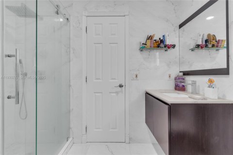 House in Miami, Florida 4 bedrooms, 172.43 sq.m. № 1989090 - photo 17