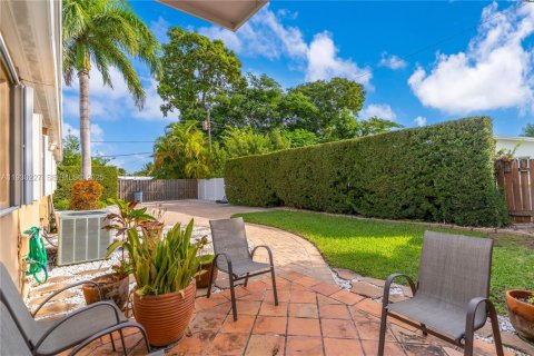 House in Miami, Florida 4 bedrooms, 172.43 sq.m. № 1989090 - photo 27