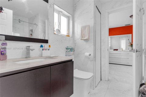 House in Miami, Florida 4 bedrooms, 172.43 sq.m. № 1989090 - photo 16