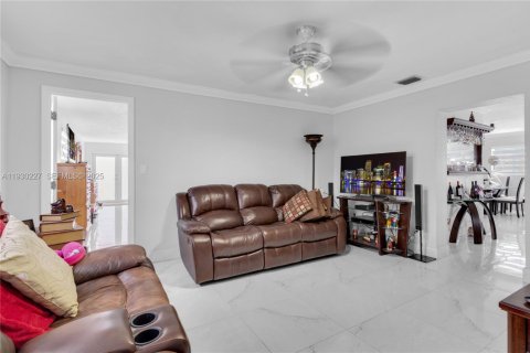 House in Miami, Florida 4 bedrooms, 172.43 sq.m. № 1989090 - photo 24