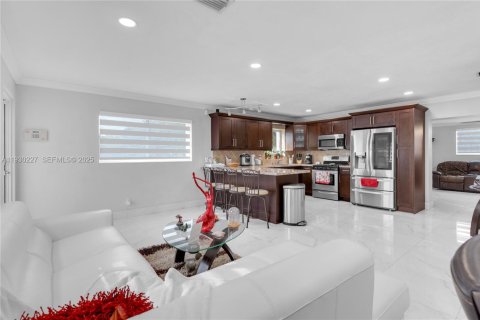 House in Miami, Florida 4 bedrooms, 172.43 sq.m. № 1989090 - photo 11