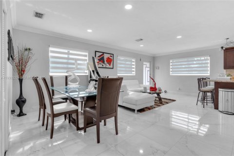 House in Miami, Florida 4 bedrooms, 172.43 sq.m. № 1989090 - photo 10