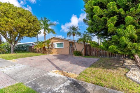 House in Miami, Florida 4 bedrooms, 172.43 sq.m. № 1989090 - photo 3