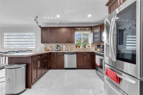 House in Miami, Florida 4 bedrooms, 172.43 sq.m. № 1989090 - photo 8