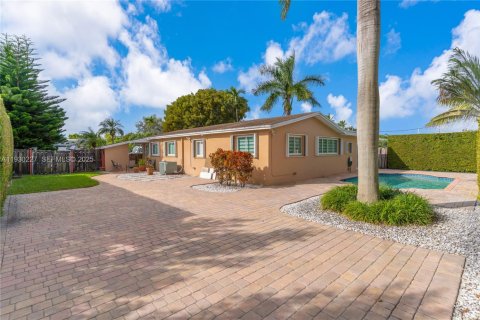 House in Miami, Florida 4 bedrooms, 172.43 sq.m. № 1989090 - photo 28