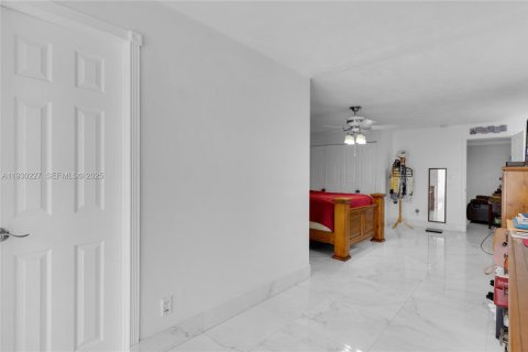 House in Miami, Florida 4 bedrooms, 172.43 sq.m. № 1989090 - photo 20