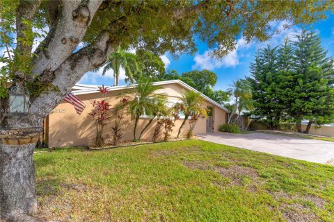 House in Miami, Florida 4 bedrooms, 172.43 sq.m. № 1989090 - photo 4