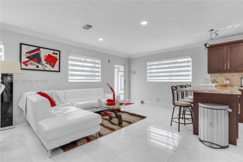 House in Miami, Florida 4 bedrooms, 172.43 sq.m. № 1989090 - photo 6