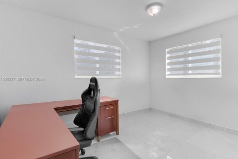 House in Miami, Florida 4 bedrooms, 172.43 sq.m. № 1989090 - photo 26