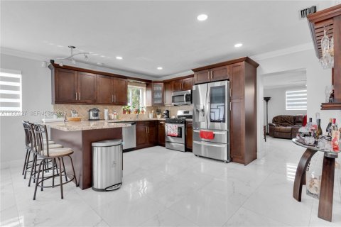 House in Miami, Florida 4 bedrooms, 172.43 sq.m. № 1989090 - photo 7