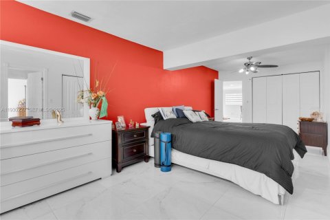 House in Miami, Florida 4 bedrooms, 172.43 sq.m. № 1989090 - photo 15