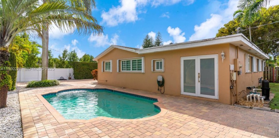 House in Miami, Florida 4 bedrooms, 172.43 sq.m. № 1989090