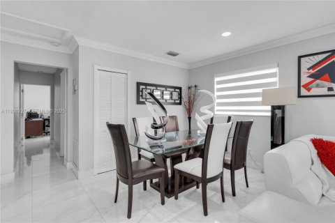 House in Miami, Florida 4 bedrooms, 172.43 sq.m. № 1989090 - photo 12