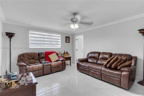 House in Miami, Florida 4 bedrooms, 172.43 sq.m. № 1989090 - photo 22
