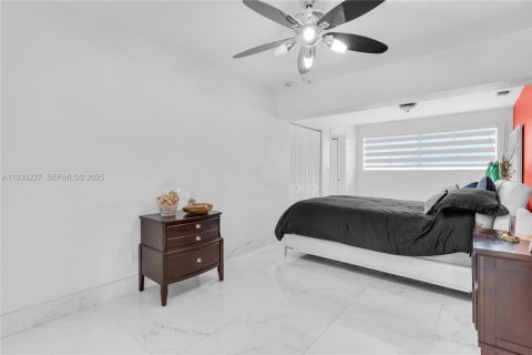 House in Miami, Florida 4 bedrooms, 172.43 sq.m. № 1989090 - photo 14
