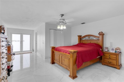 House in Miami, Florida 4 bedrooms, 172.43 sq.m. № 1989090 - photo 19