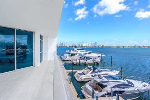 Condominio en North Miami Beach, Florida, 2 dormitorios  № 2089249